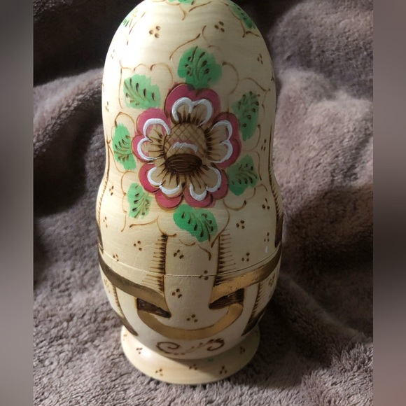 Beautiful set of Russian nesting dolls set of 5 - Picture 4 of 8